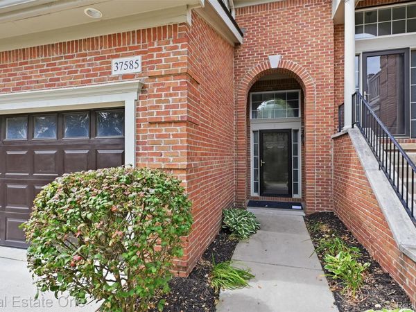 37585 Newburg Park Circle , Unit 16, Wayne, Mi 48152