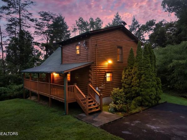 4255 New Pioneer Tr , Pigeon Forge, TN 37863