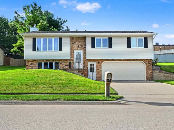 4836 Embassy Court, Dubuque, IA 52002