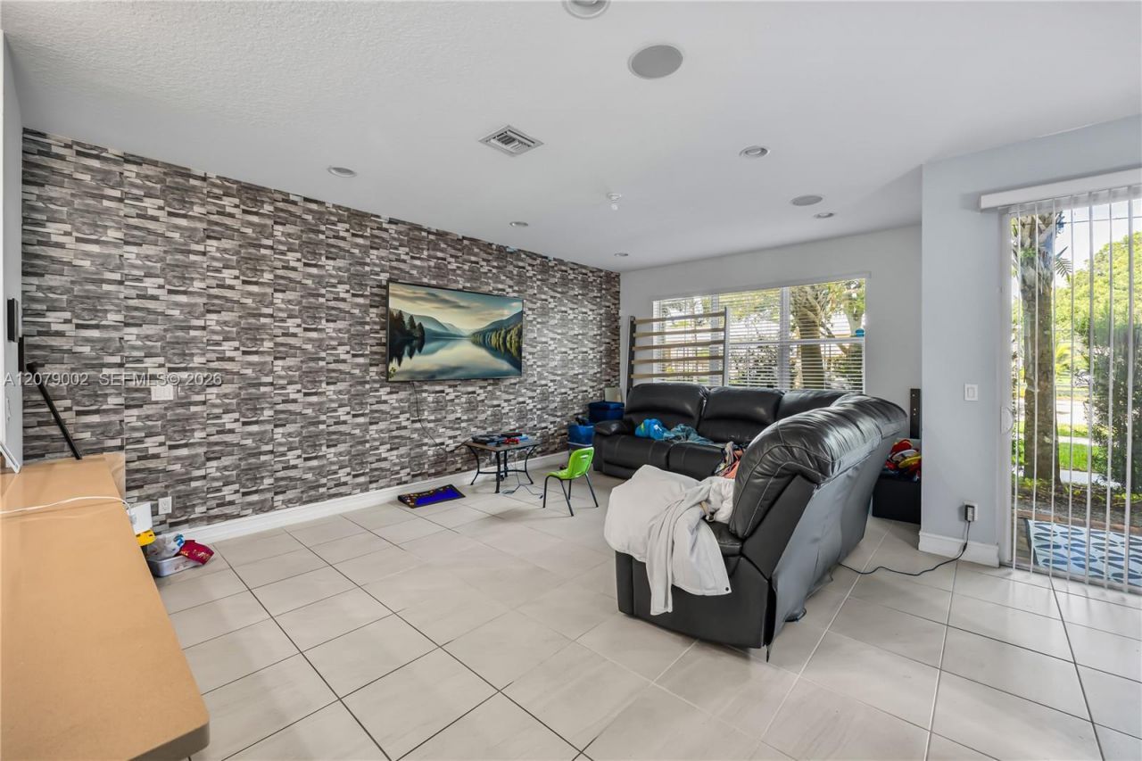 83 Palm Ln , Royal Palm Beach, FL 33411 Photo