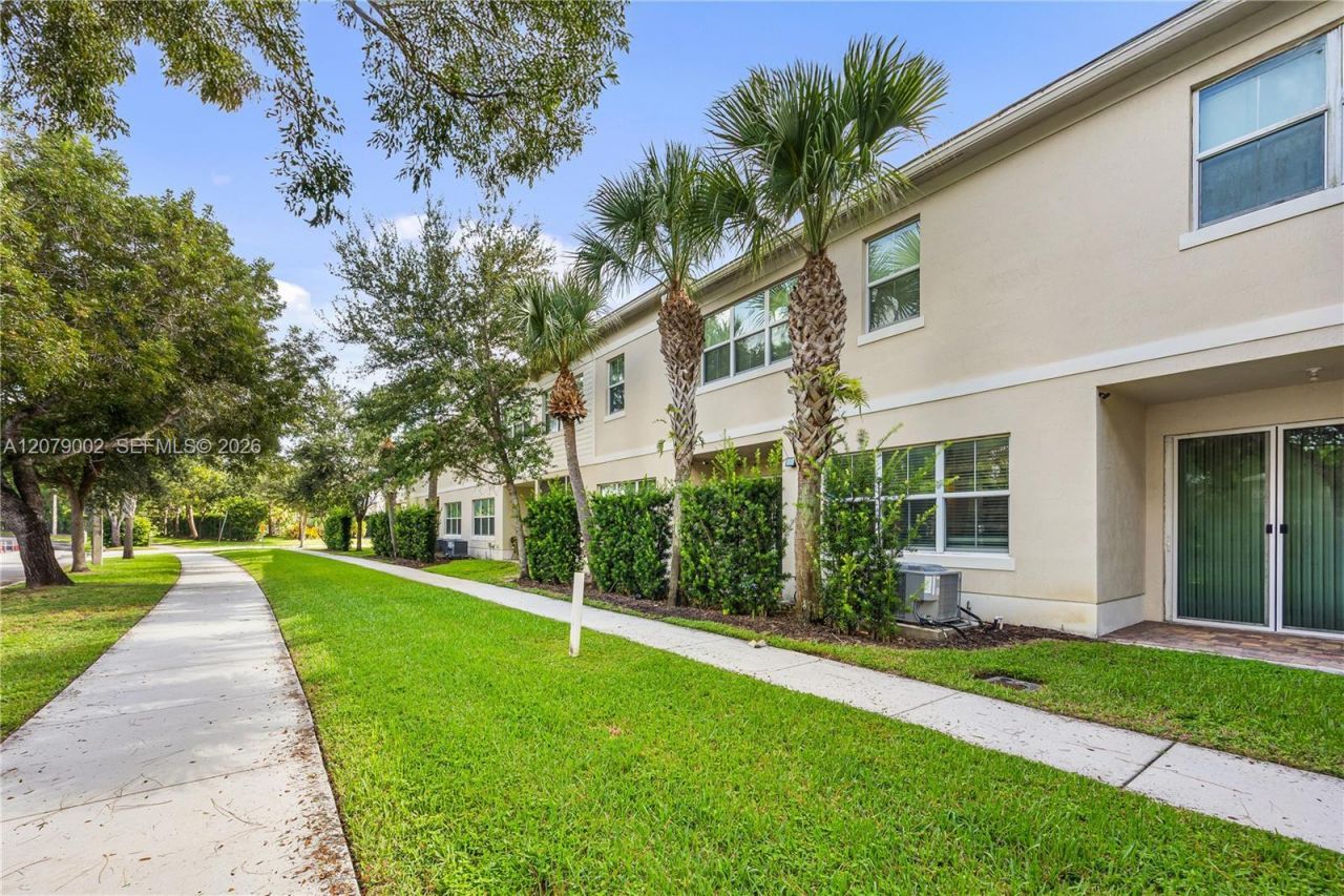 83 Palm Ln , Royal Palm Beach, FL 33411 Photo