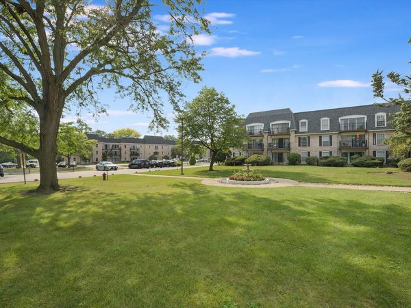 5200 Carriageway Drive, Unit 210, Rolling Meadows, IL 60008
