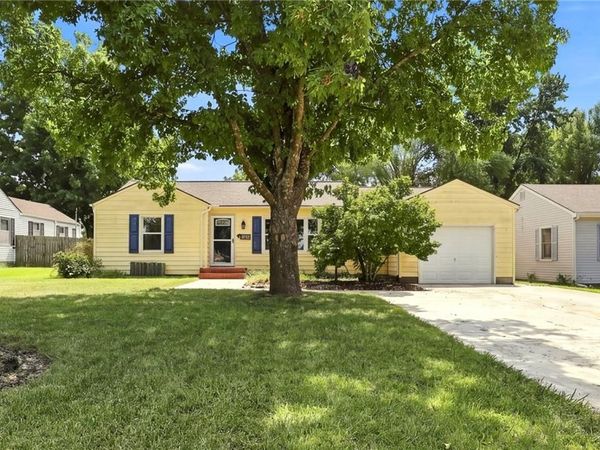 112 W 2nd Street, Tonganoxie, KS 66086