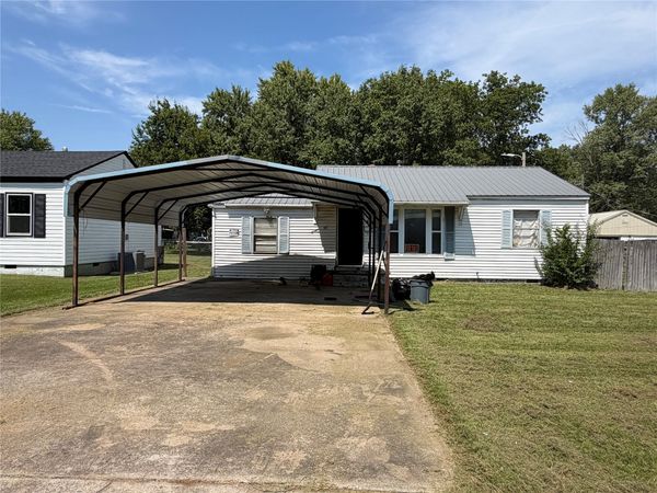 818 North , Muskogee, OK 74403