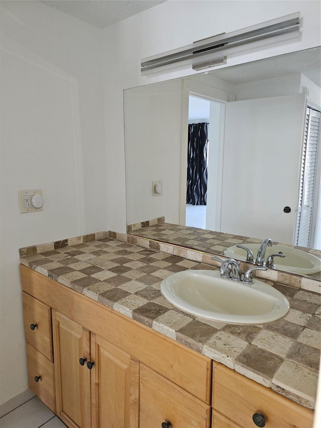 500 Bayview Drive, Unit 817, Sunny Isles Beach, FL 33160 Photo