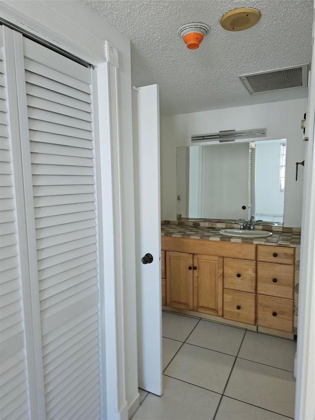 500 Bayview Drive, Unit 817, Sunny Isles Beach, FL 33160 Photo