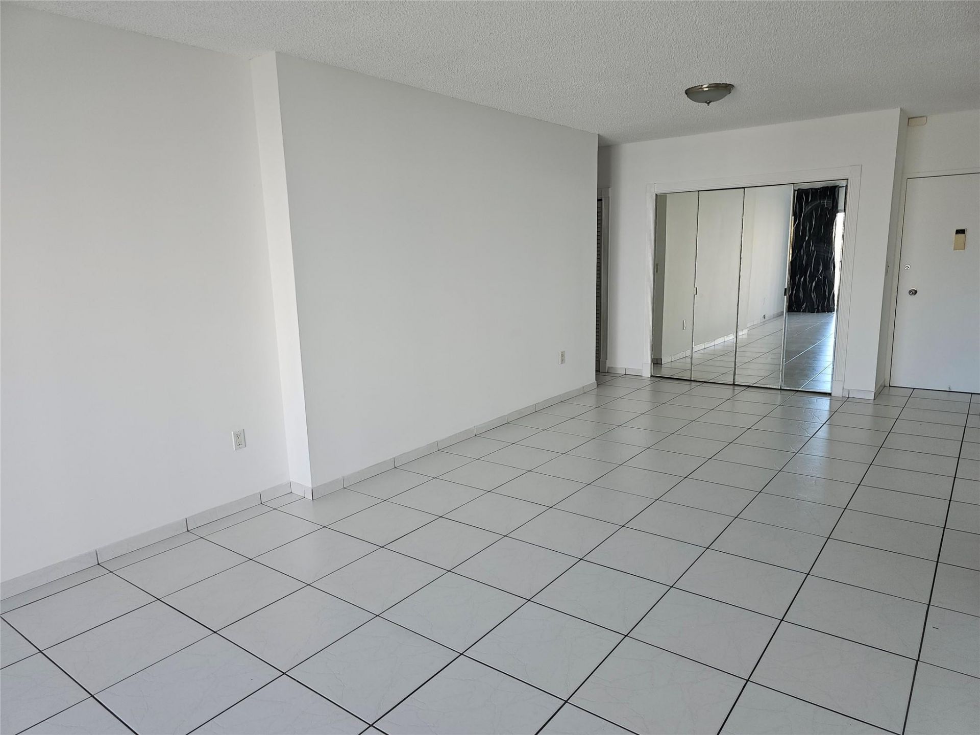 500 Bayview Drive, Unit 817, Sunny Isles Beach, FL 33160 Photo