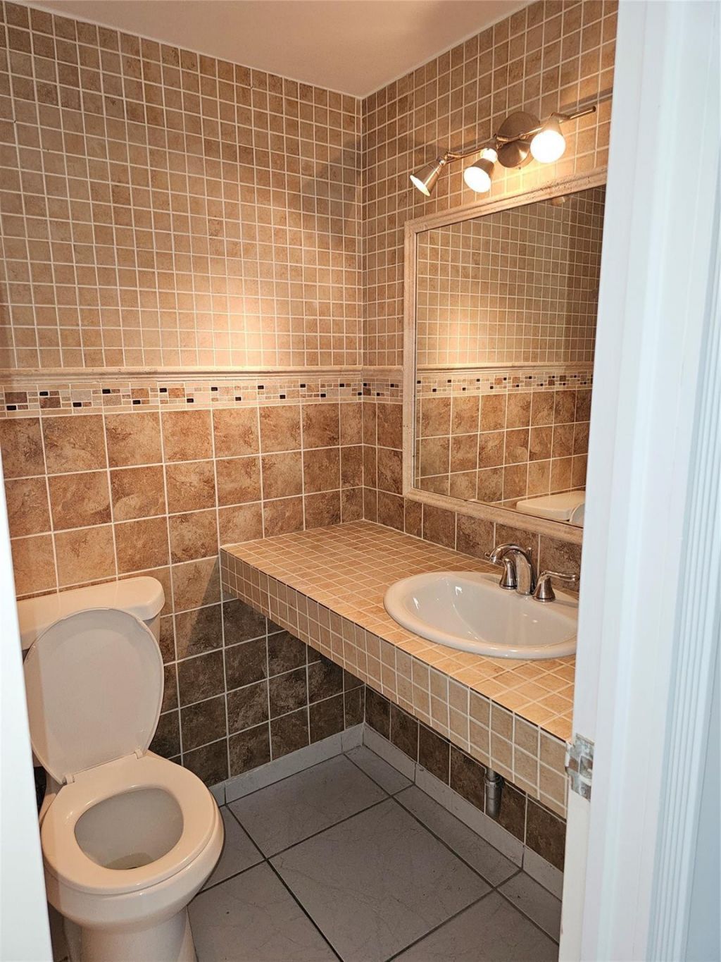 500 Bayview Drive, Unit 817, Sunny Isles Beach, FL 33160 Photo