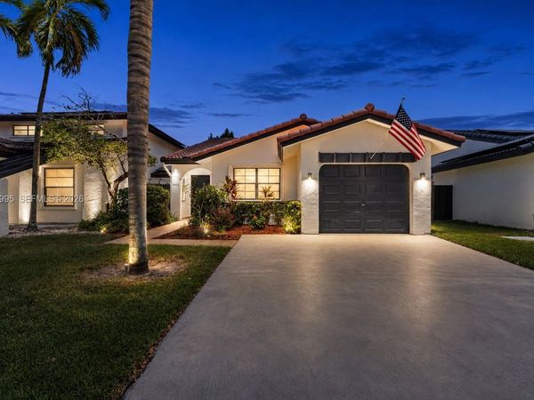6633 NW 176th Ter , Hialeah, FL 33015
