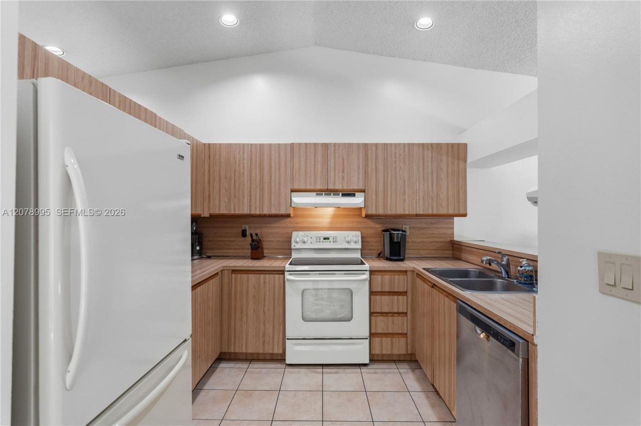 6633 NW 176th Ter , Hialeah, FL 33015 Photo