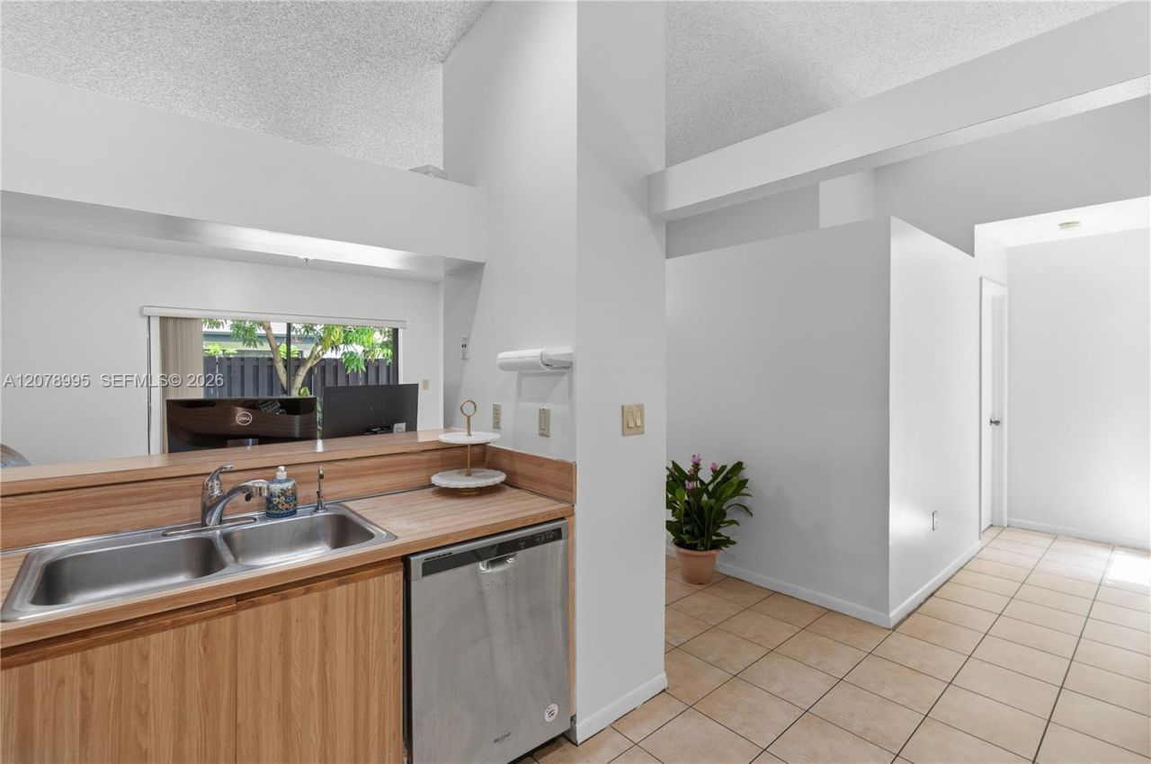 6633 NW 176th Ter , Hialeah, FL 33015 Photo