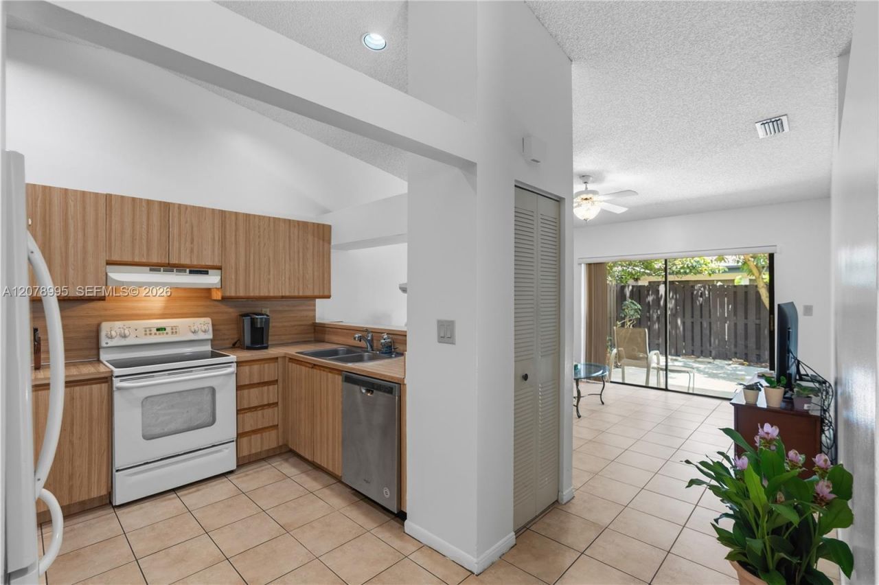 6633 NW 176th Ter , Hialeah, FL 33015 Photo