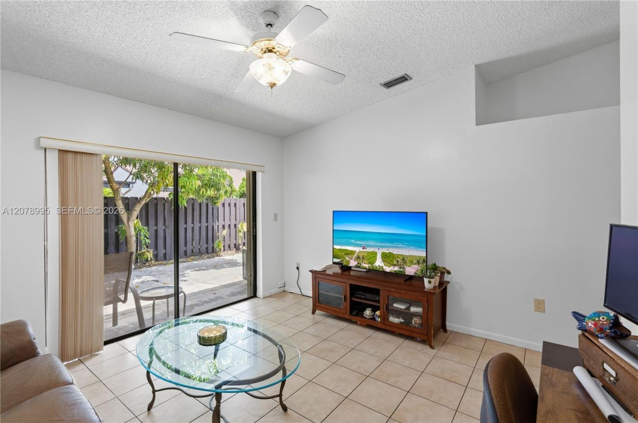 6633 NW 176th Ter , Hialeah, FL 33015 Photo