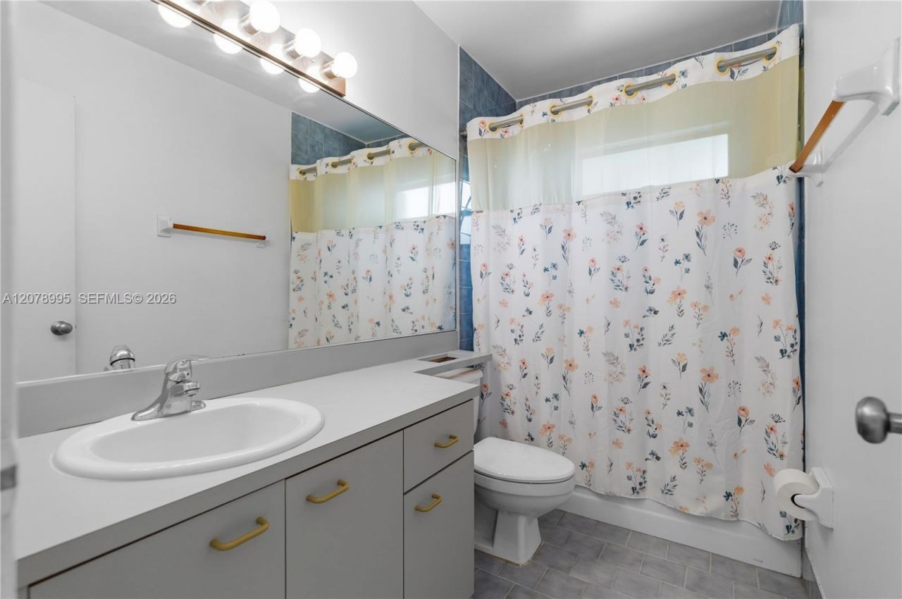 6633 NW 176th Ter , Hialeah, FL 33015 Photo