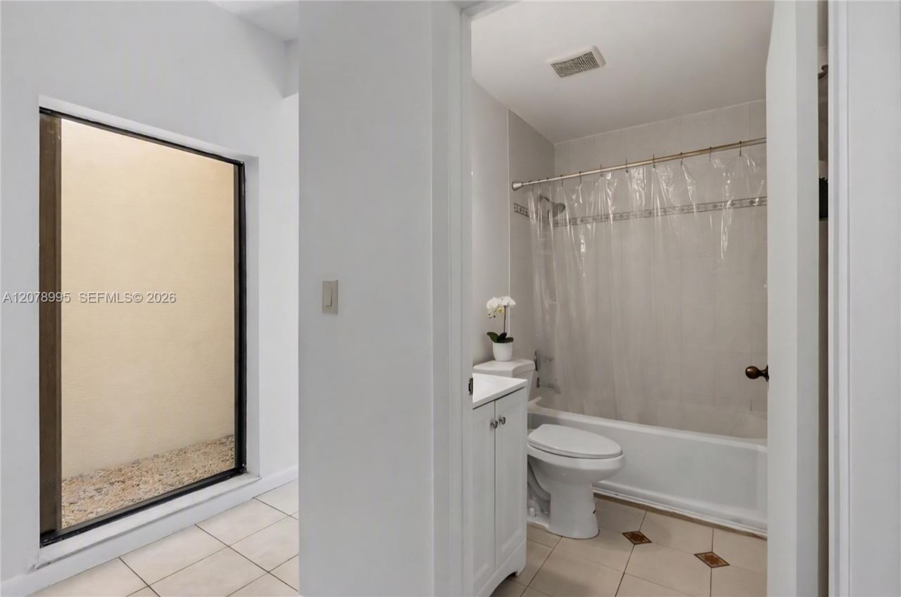 6633 NW 176th Ter , Hialeah, FL 33015 Photo