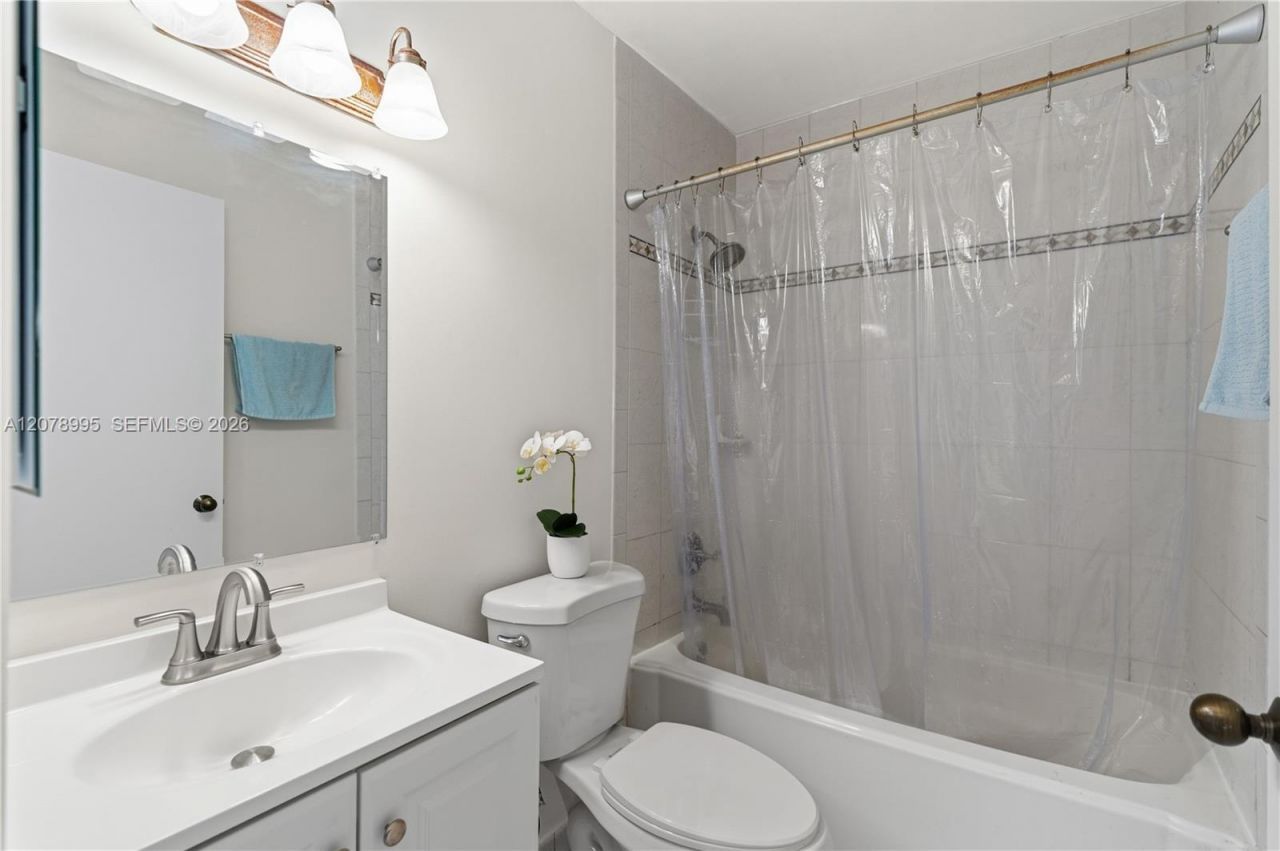 6633 NW 176th Ter , Hialeah, FL 33015 Photo