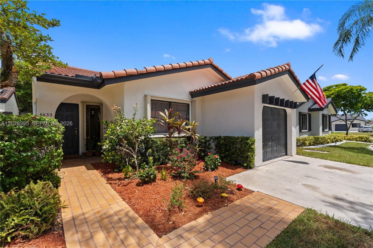 6633 NW 176th Ter , Hialeah, FL 33015 Photo