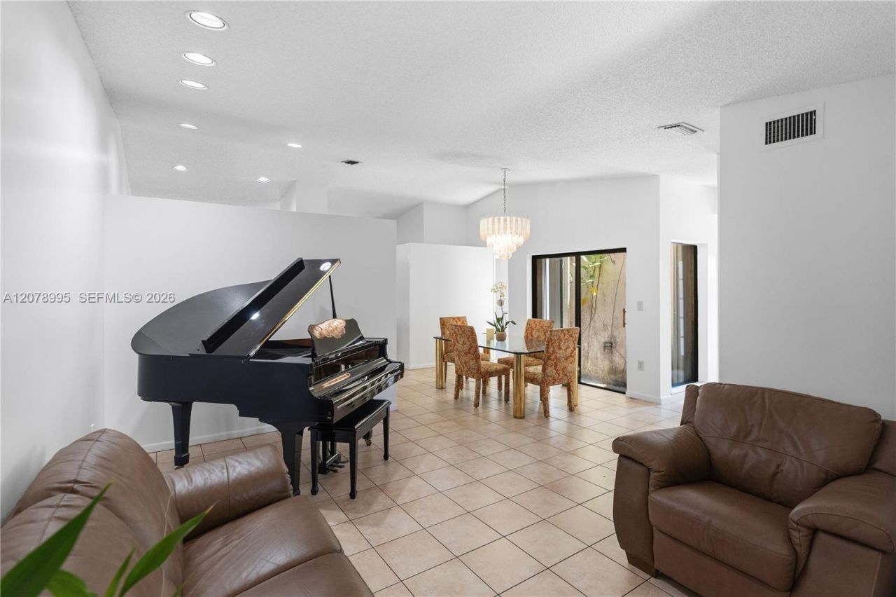 6633 NW 176th Ter , Hialeah, FL 33015 Photo
