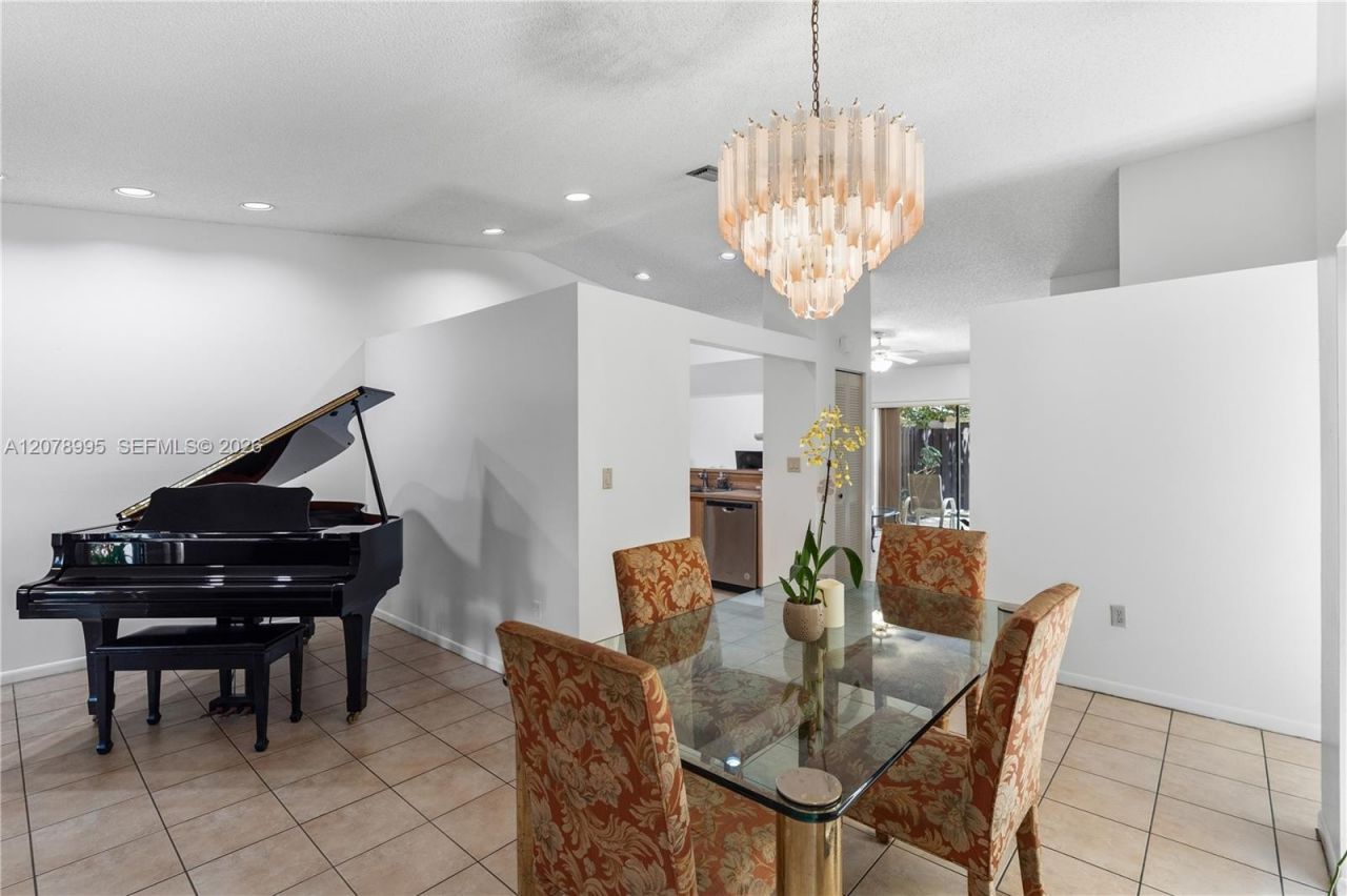 6633 NW 176th Ter , Hialeah, FL 33015 Photo