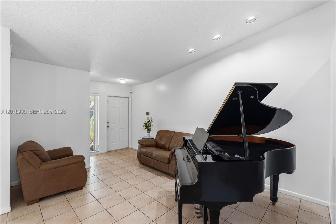 6633 NW 176th Ter , Hialeah, FL 33015 Photo