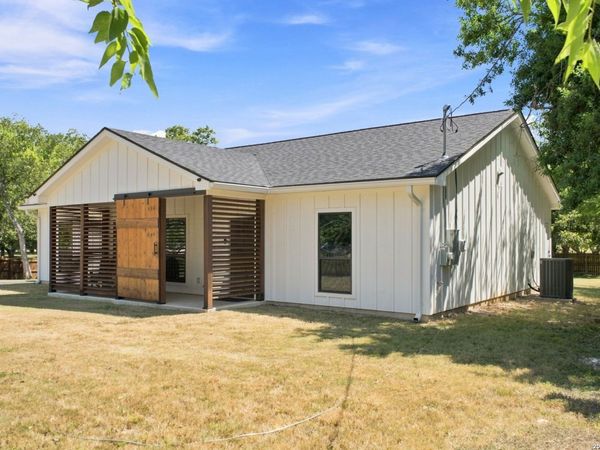 1111 Avenue K, Hondo, TX 78861