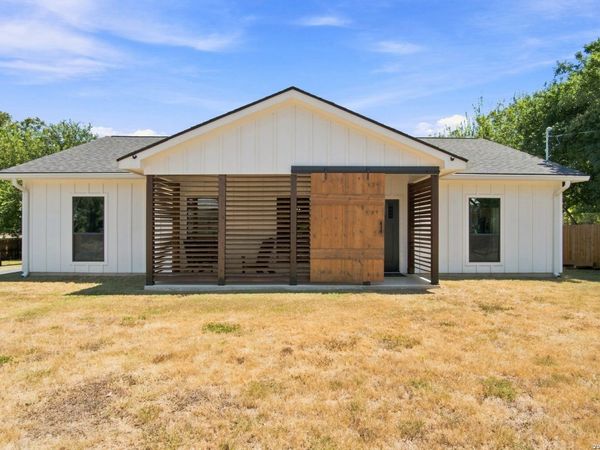 1111 Avenue K, Hondo, TX 78861