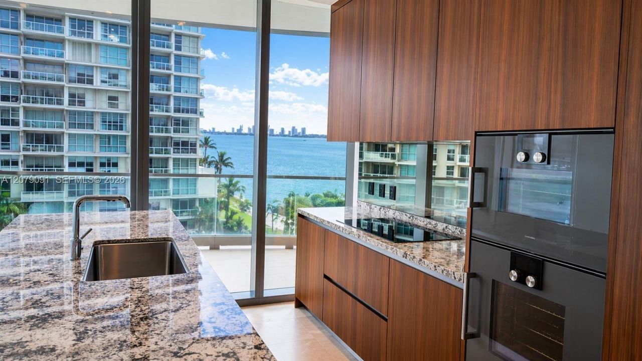 175 SE 25th Rd , Unit 504, Miami, FL 33131 Photo
