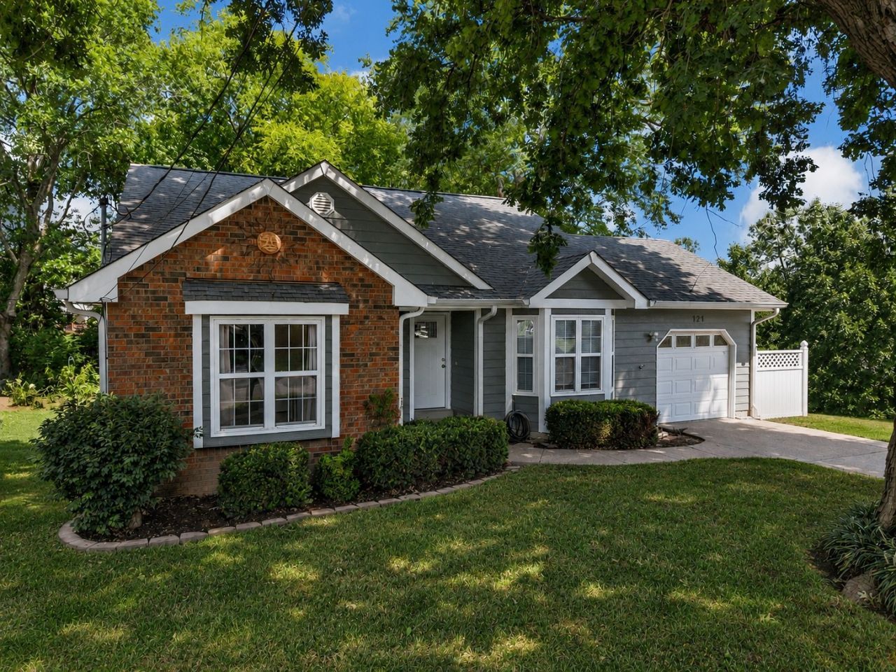 121 Agee Cir E, Hendersonville, TN 37075 Main Photo