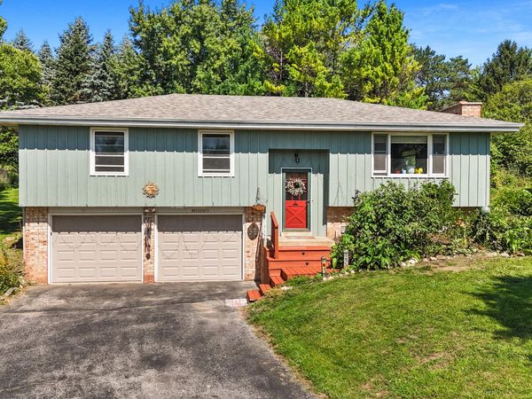 W293S3017 Ancestral Dr, Genesee, WI 53188