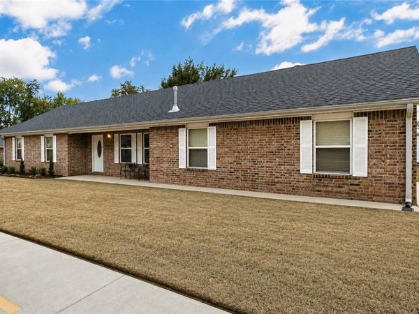 553 SW Dallas Street , Gravette, AR 72736