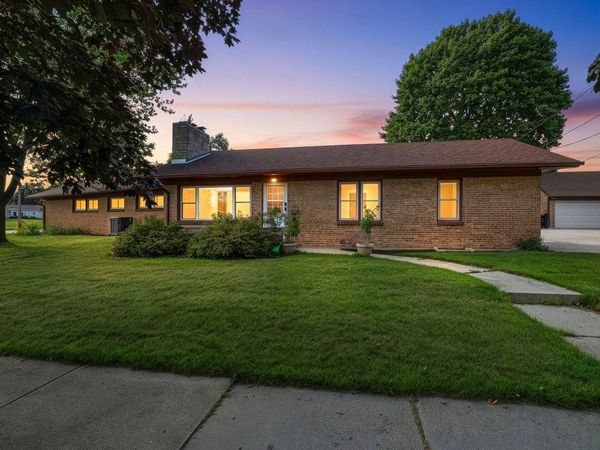 1310 Fairmont Ln, Manitowoc, WI 54220