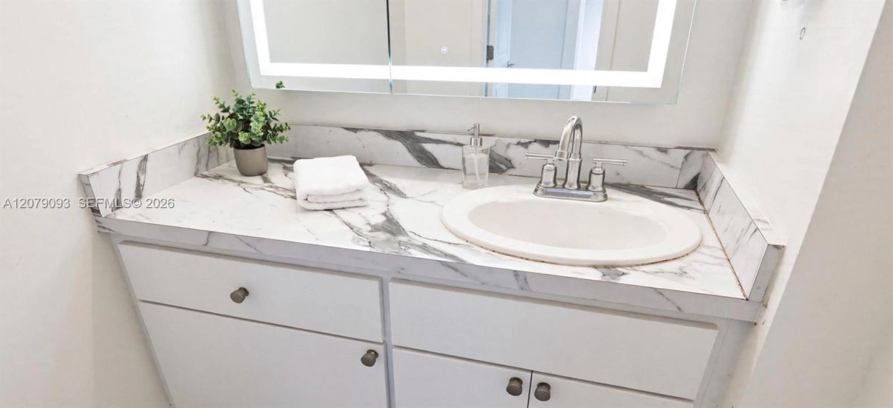 2899 Collins Ave, Unit 544, Miami Beach, FL 33140 Photo