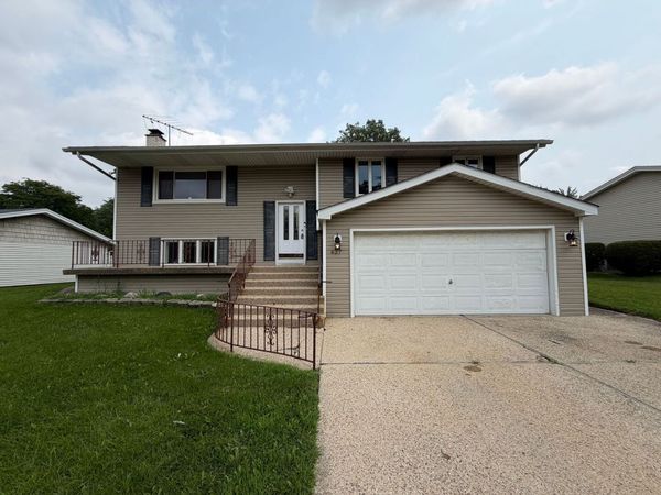 437 S Braintree Drive , Schaumburg, IL 60193