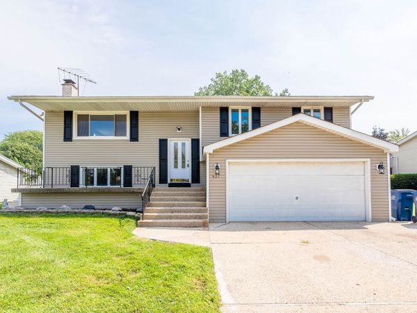 437 S Braintree Drive , Schaumburg, IL 60193