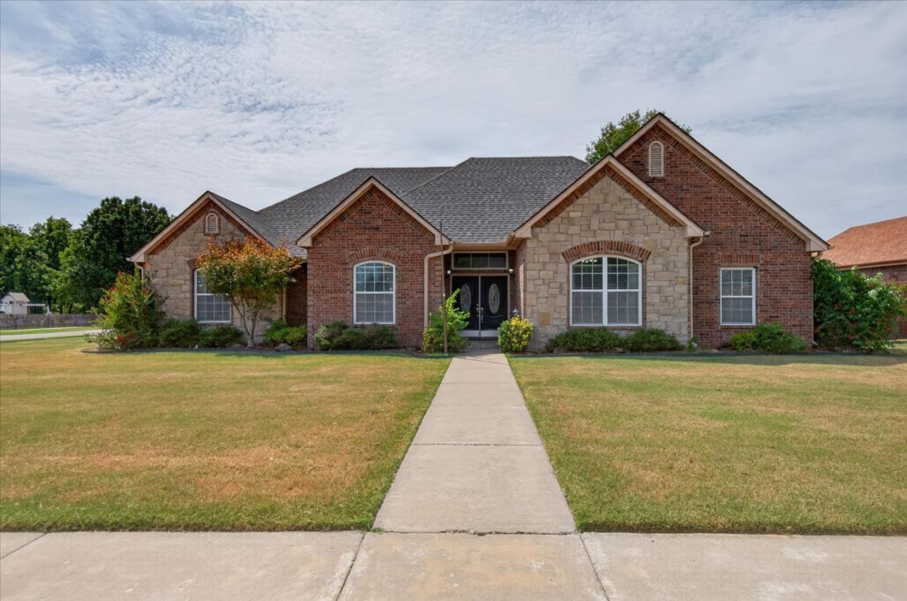 2815 SE Vicksburg Street, Bartlesville, OK 74006 Main Photo