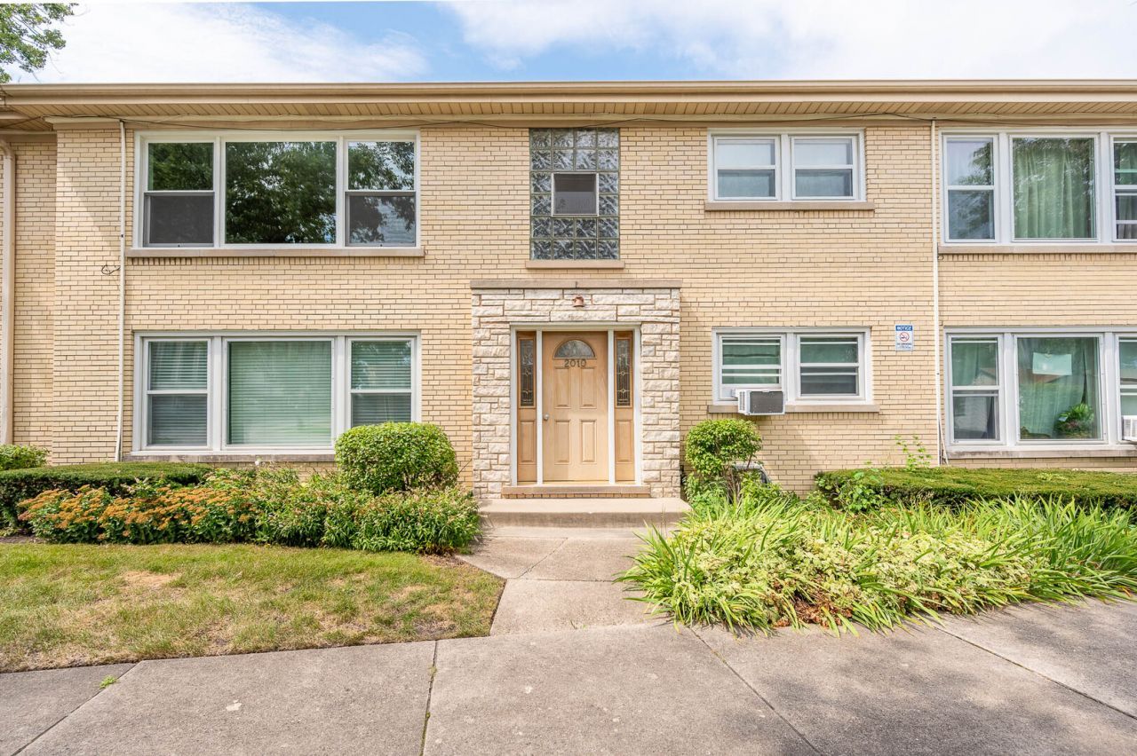 2010 S Crescent Avenue, Unit 2-C, Park Ridge, IL 60068 Main Photo