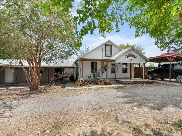 798 County Road 367 , Lott, TX 76656