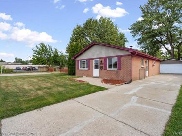 22509 Avon Street, St Clair Shores, Mi 48082