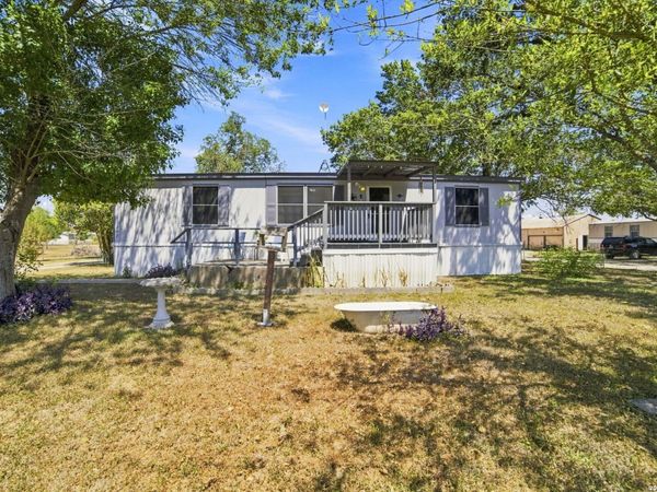 207 River Ln, La Vernia, TX 78121