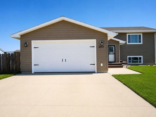 2017 S Lawson Street, Aberdeen, SD 57401