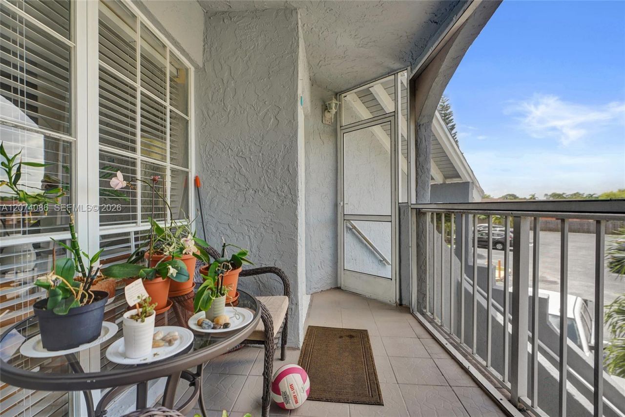 15645 SW 74th Cir Dr, Unit 6-5, Miami, FL 33193 Photo