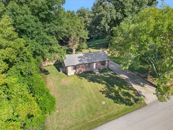 1325 Courtney Dr , Clarksville, TN 37042