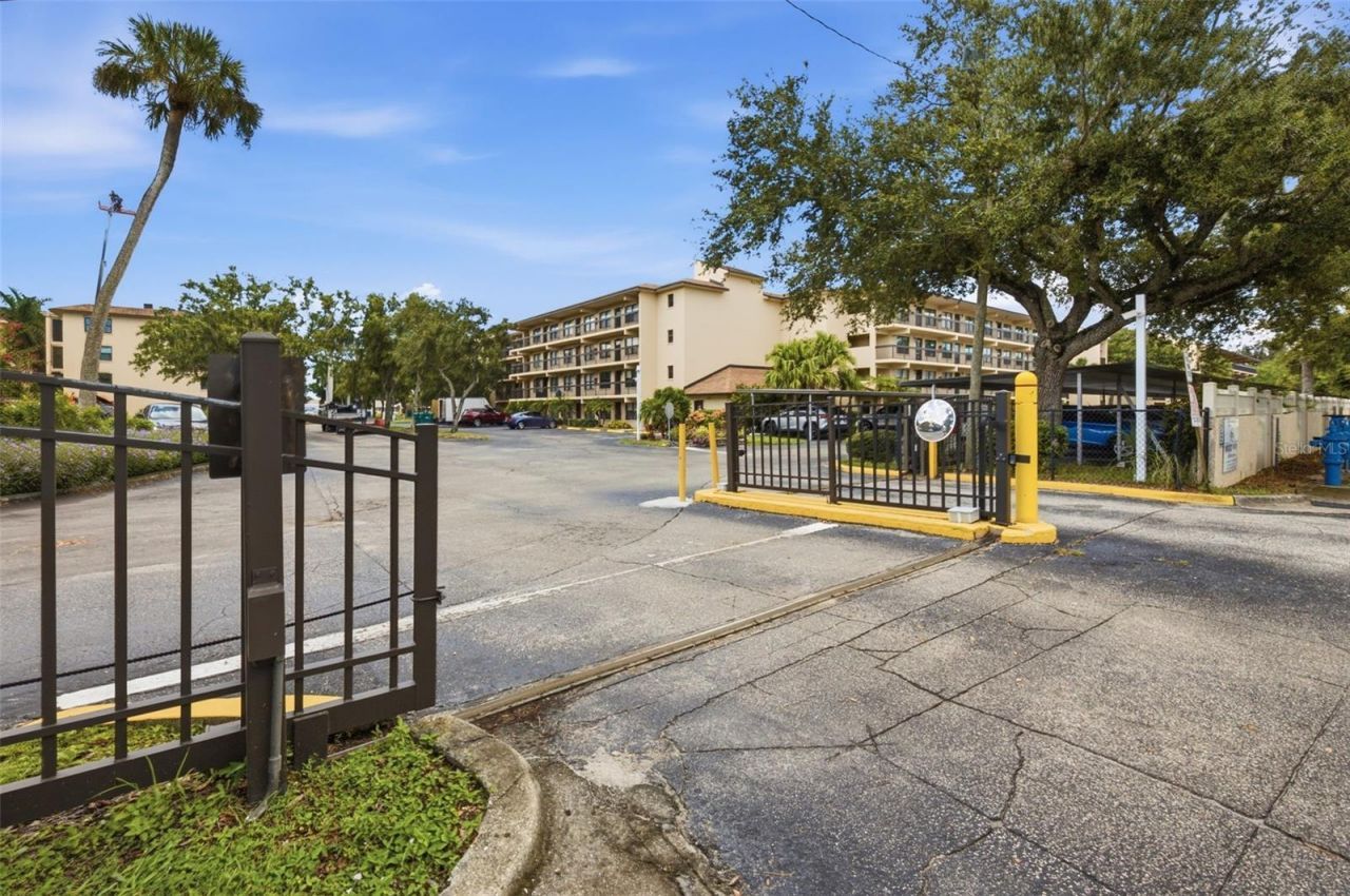 435 30th Avenue W, Unit D206, Bradenton, FL 34205 Photo