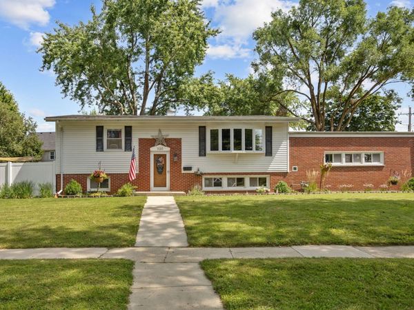 1120 S 12th Avenue , St. Charles, IL 60174