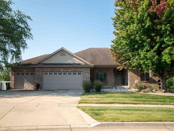 2603 Country Meadow Lane, Cedar Falls, IA 50613