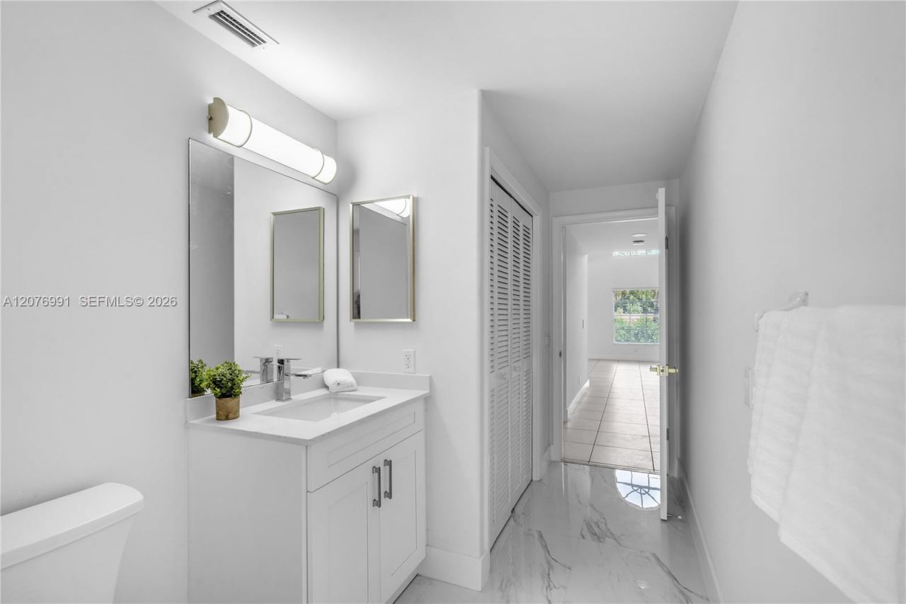 950 NW 197th Ter , Pembroke Pines, FL 33029 Photo