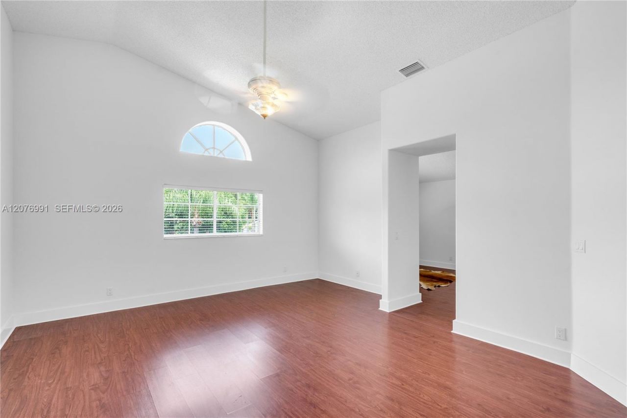 950 NW 197th Ter , Pembroke Pines, FL 33029 Photo
