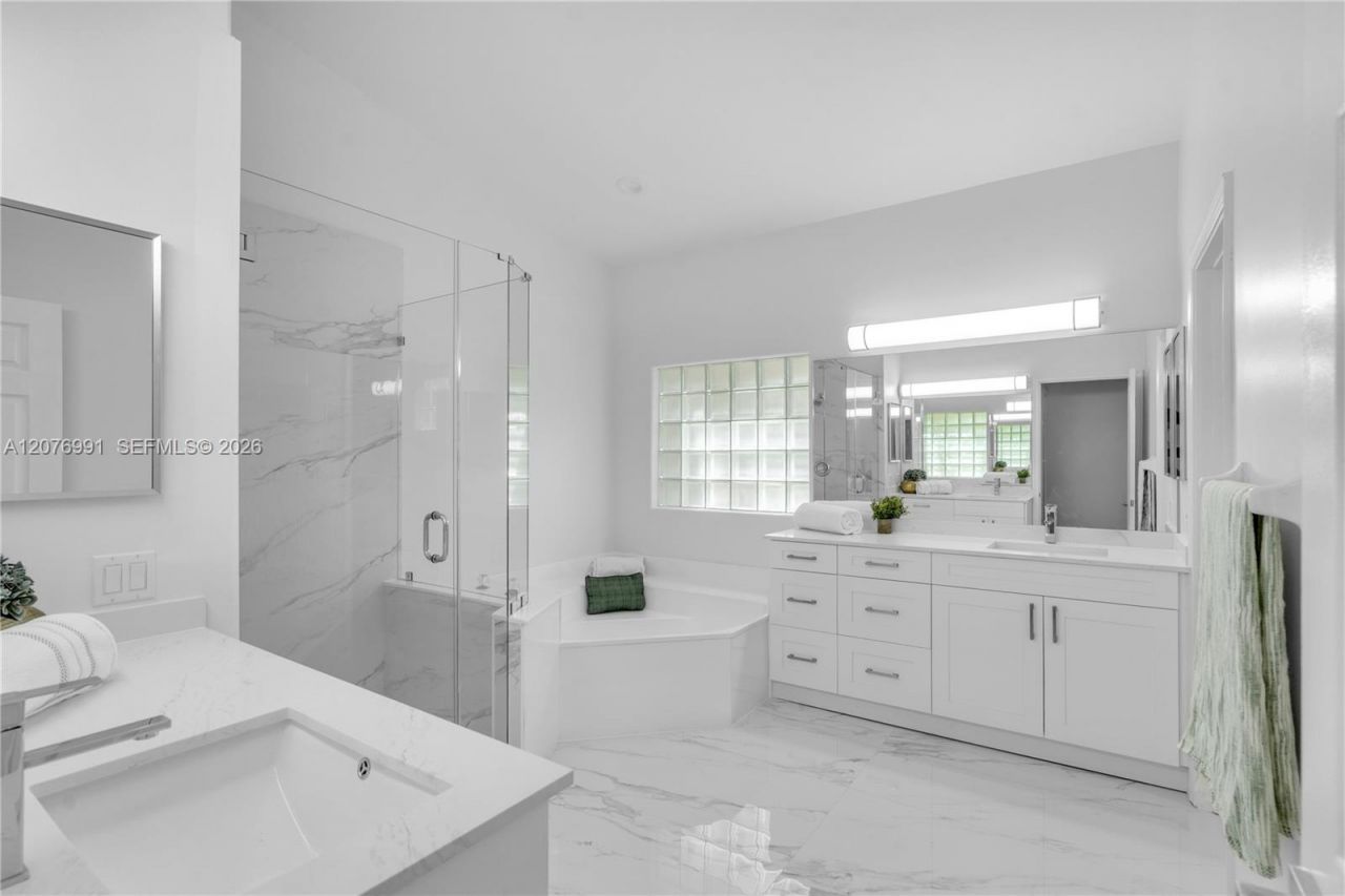 950 NW 197th Ter , Pembroke Pines, FL 33029 Photo