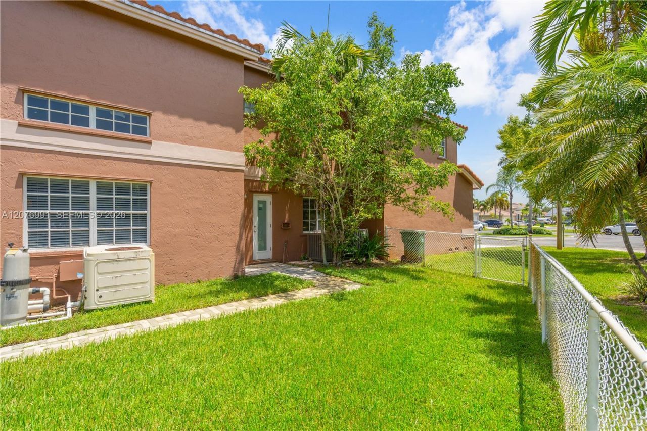 950 NW 197th Ter , Pembroke Pines, FL 33029 Photo