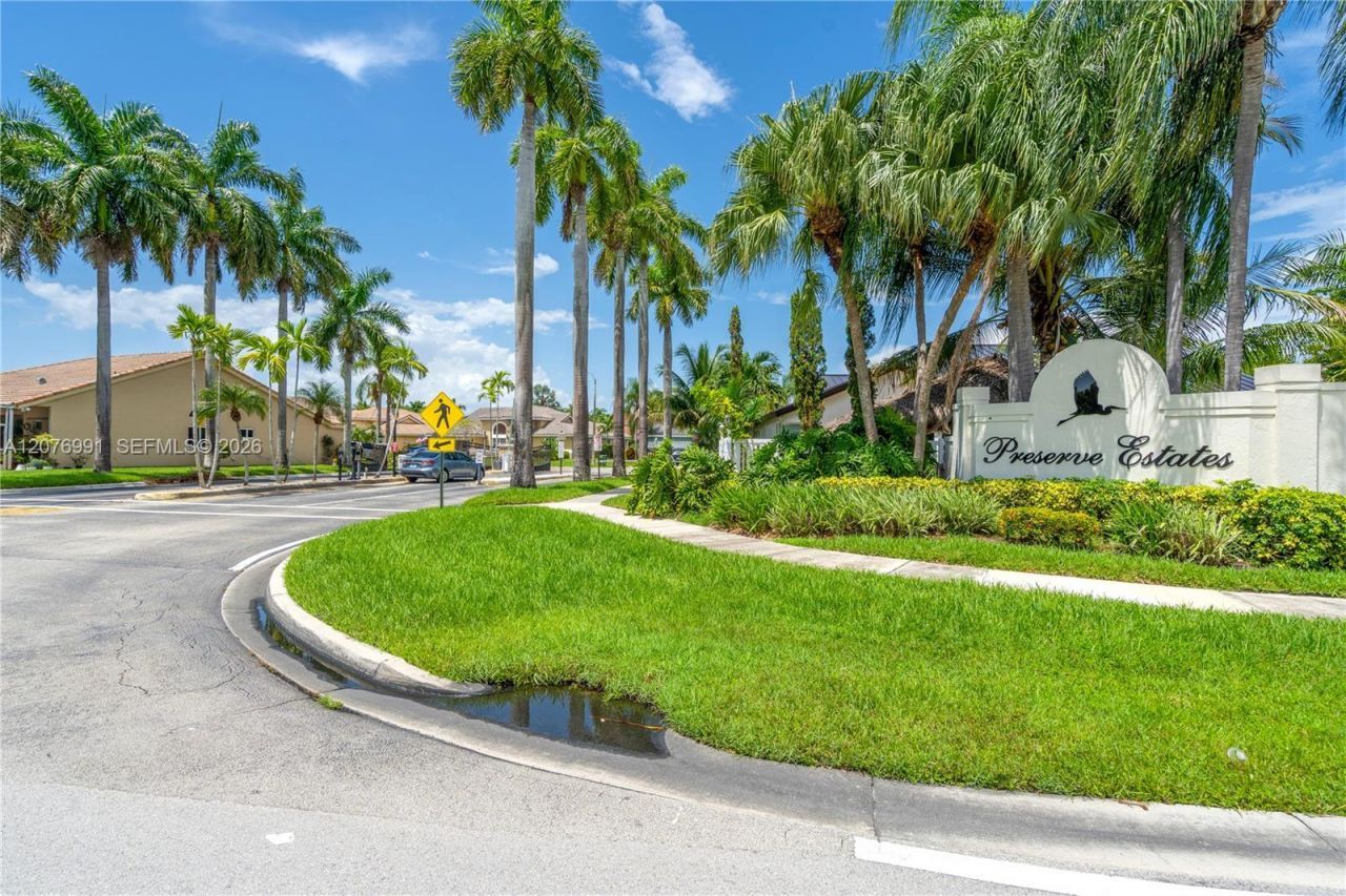 950 NW 197th Ter , Pembroke Pines, FL 33029 Photo